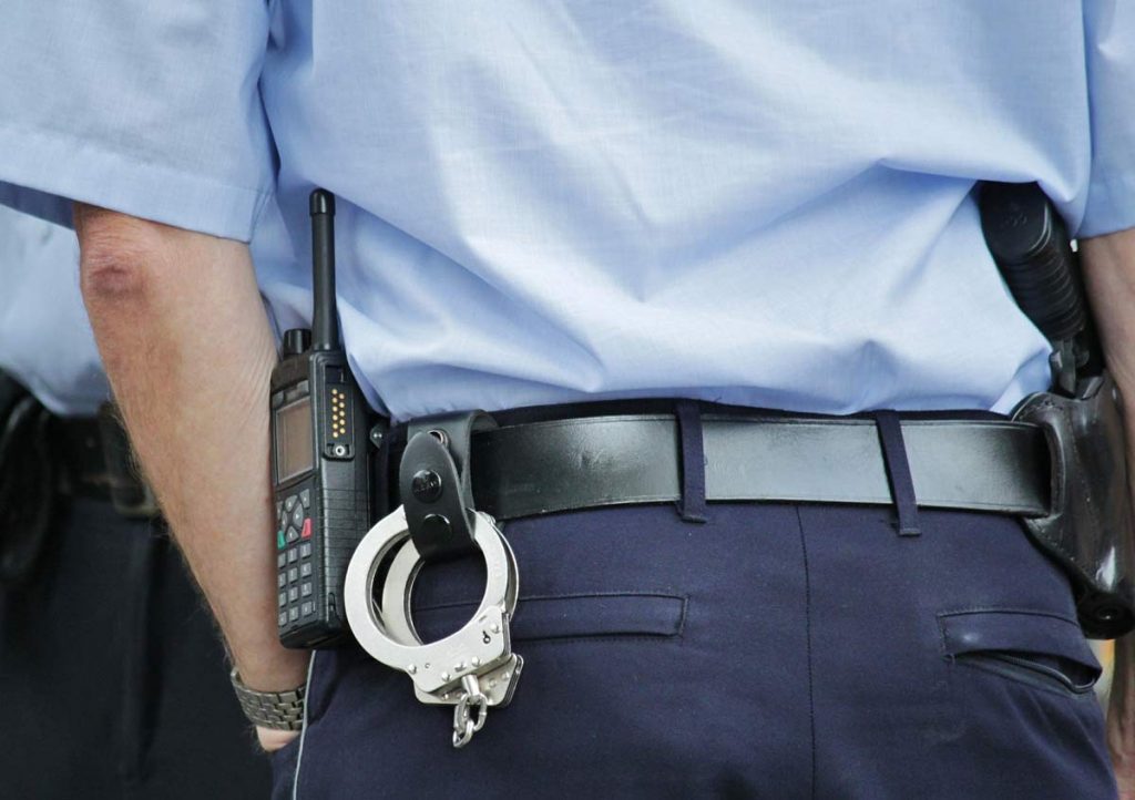 Polizist mit Handschellen um bei Terror einschreiten zu können