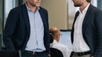 Mitarbeiter stimmen sich in einer dringenden Arbeitssituation miteinander ab.
