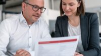 Sicherheitsverantwortliche prüfen gemeinsam einen bestehenden Alarmierungsplan