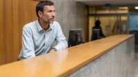 Diskrete alarmierung Diskrete und stille Alarmierung am Empfang per Alarmknopf