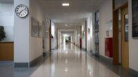 Evakuierter schulgang alarmierung Schnelle Evakuierung einer Schule mit Alarmierungslösung