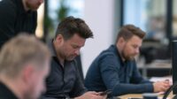 Mitarbeiter reagieren während eines Probealarms unterschiedlich schnell auf eine Alarmmeldung