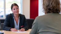 Was sollte nach einem stillen Alarm in Bedrohungssituationen passieren?
